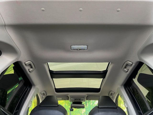 【サンルーフ】開放感たっぷりの希少装備、サンルーフが装着されています！車内に明かりを取り入れたり景色を楽しむ以外にも、車内の空気も簡単に換気できて快適です！