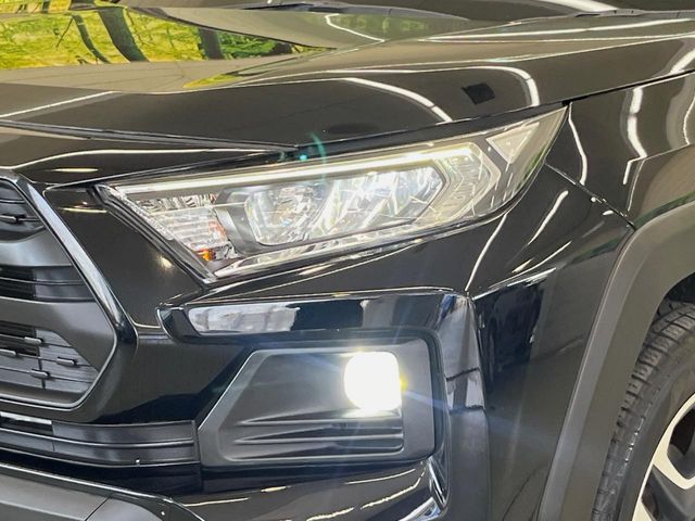 【LEDヘッドライト】悪天候や夜間走行時も良好な視界を確保し安心して運転できる高輝度LEDヘッドライトを装備！点灯速度が早く、消費電力も抑えられています。