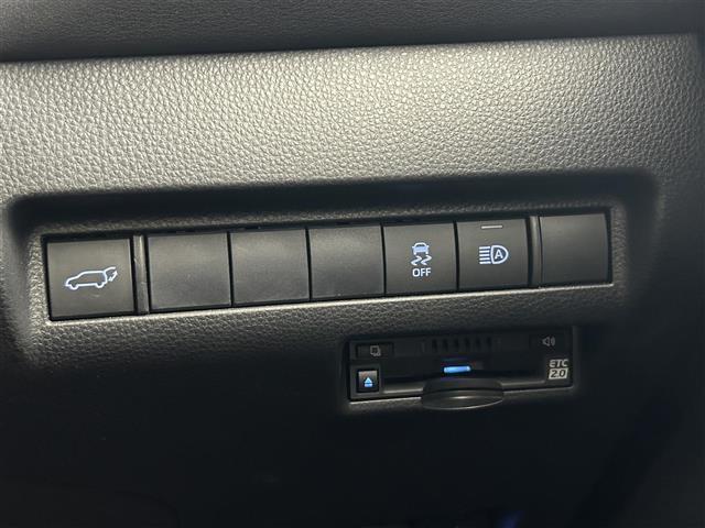 【ETC】有料道路を利用する際に料金所で停止することなく通過できる、ETC車載器（ノンストップ自動料金収受システム機器）が装備されています。セットアップを行うことで利用可能になります。