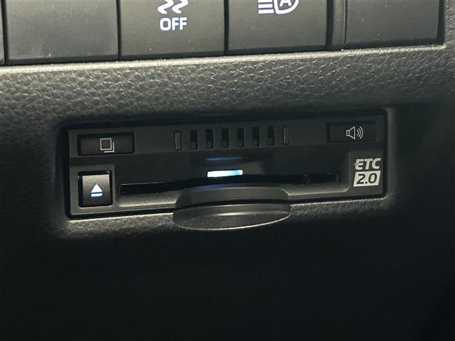 【ETC】有料道路を利用する際に料金所で停止することなく通過できる、ETC車載器（ノンストップ自動料金収受システム機器）が装備されています。セットアップを行うことで利用可能になります。