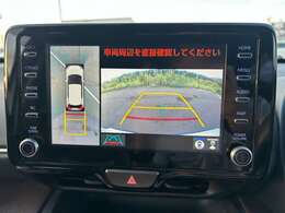 【パノラミックビューモニター】クルマを真上から見下ろした視点で駐車をサポートします！クルマの斜め後ろや真横など、いち早く障害物に気が付くことができます。