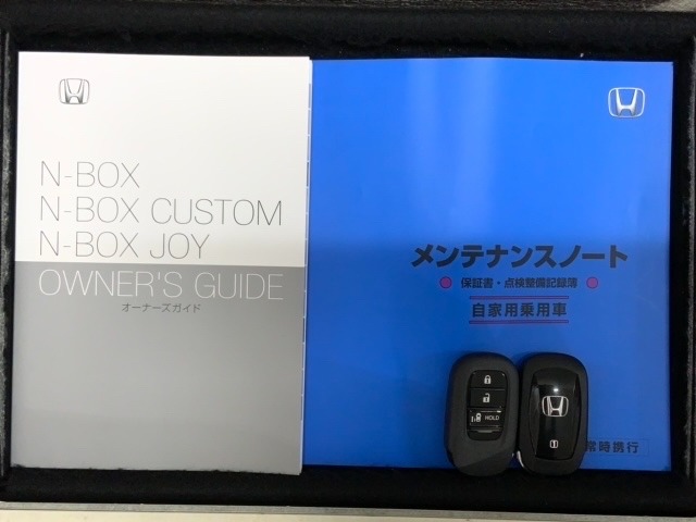 スマートキーは鍵をバッグに入れたままでもドアロックの開閉やエンジンのON・OFFができます。夜間や雨の日も鍵を探さなくて良いので便利です。