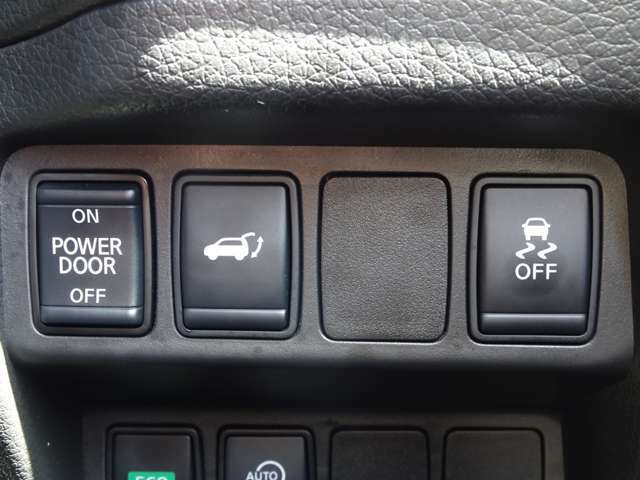 ラゲッジの開閉ボタンを運転席から操作出来ます。