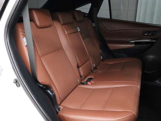プレミアムナッパ本革(ダークサドルタン)のシートが採用されています。前後席間の間隔延長と前席シートバック形状の工夫で、ゆったりとくつろげる後席空間を確保しています。