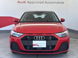 Audiの象徴であるシングルフレームグリルをよりワイドで低くシャープなデザインとすることでワイド＆ローのフォルムを協調しています。