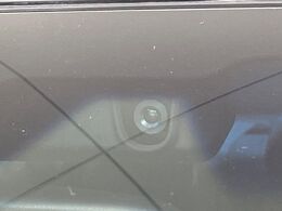 【エマージェンシーブレーキ】走行中に前方の車両等を認識し、衝突しそうな時は警報とブレーキで衝突回避と被害軽減をアシスト。より安全にドライブをお楽しみいただけます。