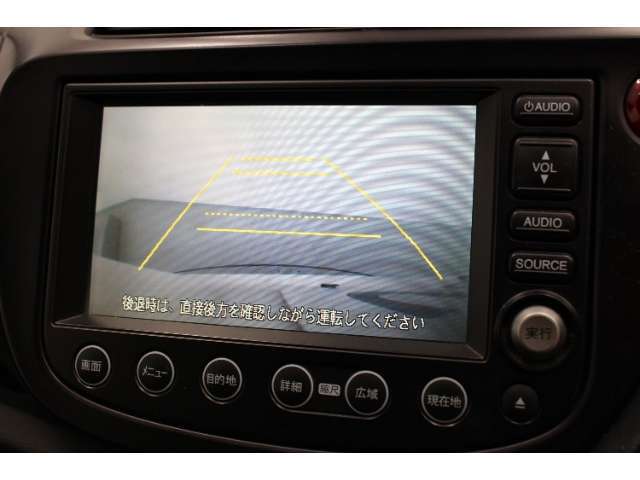 バックカメラ装備でバックに入れると自動的に画面が切り替わり、苦手な駐車もバッチリです。