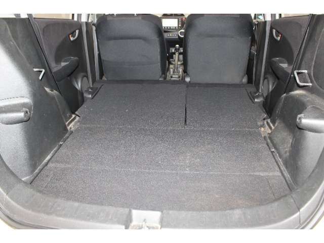 操作レバーを引いて、ワンアクションで後席をたたんで収納できます。荷室側からでも直接操作してフラットにできるので、大きな荷物を積むときも便利です。また元に戻すのも、片手軽々、背もたれを起こすだけです。