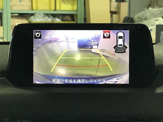 ご覧のように後方の死角をサポートしてくれるバックカメラ付きとなっております☆