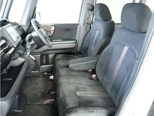 運転席と助手席は足元が繋がっているので自由に行き来しやすいので駐車場が狭いときでも助手席側からスムーズに乗り降りできて便利！
