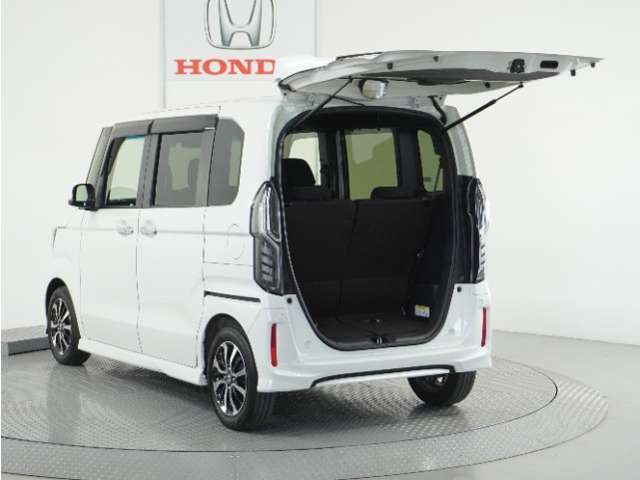 フル乗車でもしっかり荷物を収納出来るラゲッジスペースです。普段の買い物でしたらしっかり積める十分な荷室スペースを確保しています。
