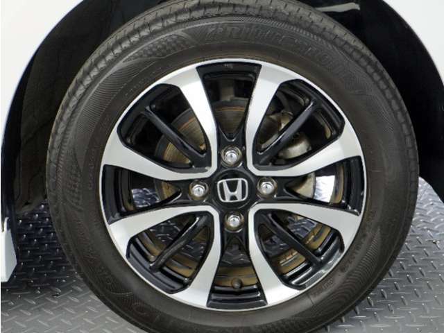 アルミホイール装着車です！これで足元まわりもおしゃれにきまります！