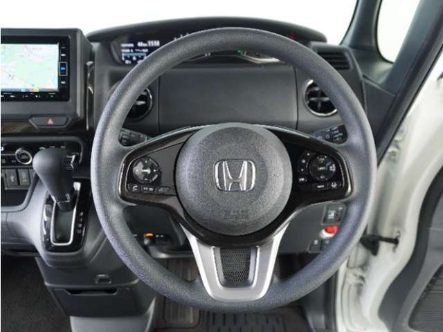【Honda SENSING】 カメラ等装置で精度の高い検知能力を発揮、安全運転を支援します。ステアリング上のコントローラーに注目！