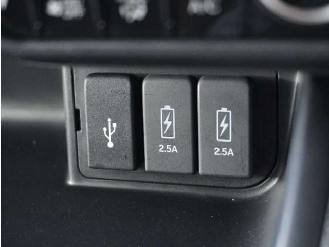 使いやすい場所にUSB充電端子を2か所装備。2.5A対応です、ここ重要！