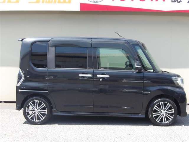 両側パワースライドドア付きだから、狭い駐車スペースなどでの 乗り降りラクラク！小さなお子さまのいるご家庭には嬉しい装備。