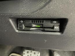 【ETC】有料道路を利用する際に料金所で停止することなく通過できる、ETC車載器（ノンストップ自動料金収受システム機器）が装備されています。セットアップを行うことで利用可能になります。