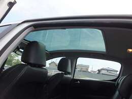 開放感溢れるガラスルーフ付♪スイッチ一つでシェードを電動開閉できます！