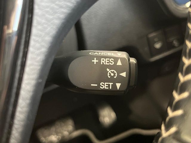 【クルーズコントロール】高速道路もラクラク走行。アクセルを離しても一定速度で走行ができ、長距離運転時の負担を軽減！加速・減速も簡単なスイッチ操作で調整できます。