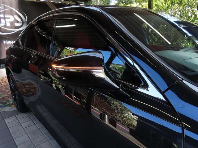 ■フルLEDウィンカー内蔵ミラー ■LEXUSサイドドアバイザー装着：ふくらみを限りなく抑えて、高速走行時の風切り音を配慮すると共に、車両と調和する美しく引き締まったデザインに仕上げました。（DOP価格38,500<span class=