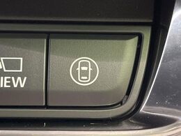 【i-ACTIVESENSE】走行中に前方の車両等を認識し、衝突しそうな時は警報とブレーキで衝突回避と被害軽減をアシスト。より安全にドライブをお楽しみいただけます。