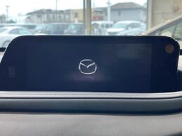 【マツダコネクトナビ】車内の雰囲気にマッチした一体型タイプのナビ。各種車輌設定やBluetooth再生等、様々な機能が楽しめます。直感的なダイヤル操作が可能で、使い勝手も良好です。