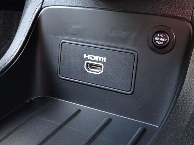 【HDMI接続端子】センターコンソル下にあります。