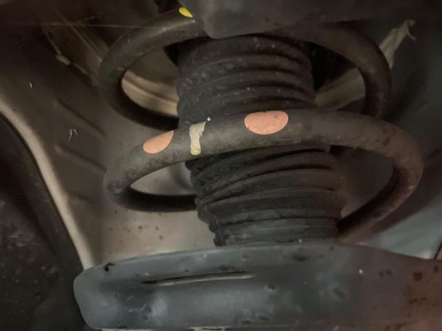 お車を安心してお乗りいただく為には、足回りの定期点検が欠かせません。サービスサポート（有償保証）では無料点検もご提供しており、安心のカーライフをお過ごしいただけるサポート体制が整っています。