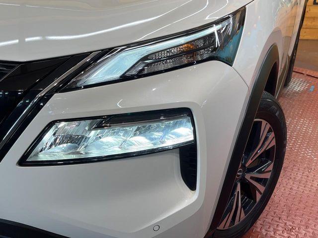 【LEDヘッドライト】悪天候や夜間走行時も良好な視界を確保し安心して運転できる高輝度LEDヘッドライトを装備！点灯速度が早く、消費電力も抑えられています。