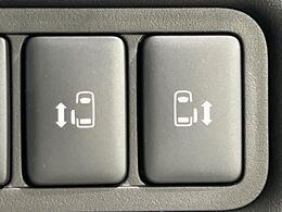【両側パワースライドドア】スマートキーや運転席のスイッチで後席両側スライドドアの開閉が可能♪電動だから力を入れてドアを開ける必要が無く、小さなお子様でも簡単に開け閉めでき快適です♪