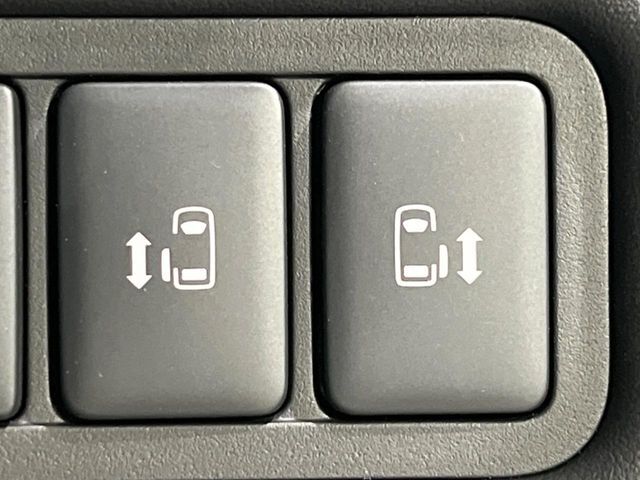 【両側パワースライドドア】スマートキーや運転席のスイッチで後席両側スライドドアの開閉が可能♪電動だから力を入れてドアを開ける必要が無く、小さなお子様でも簡単に開け閉めでき快適です♪