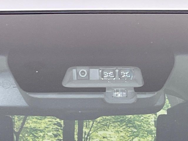 【三菱e-Assist】走行中に前方の車両等を認識し、衝突しそうな時は警報とブレーキで衝突回避と被害軽減をアシスト。より安全にドライブをお楽しみいただけます。
