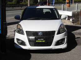 人気のスイフトスポーツが、パールホワイトで、6速MTで、クルーズコントロールで、社外オーディオで、オートライトで、車検2年整備付きで、全国ロング保証24ヶ月又は3万キロまでついて驚きの価格＾＾