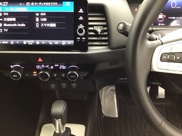 ホンダ純正メモリーナビ搭載なので、遠方へのドライブもお任せ下さい！ステアリング左手側にオーディオ関連のコントロールスイッチを配置しています。操作時は視線を逸らすことなく運転に集中できます
