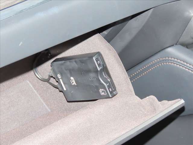 高速道路や有料道路の必需品のETCも装着されています。カードを入れるだけで、料金所をノンストップ＆キャッシュレスで通過出来ます。長距離井戸の際にも役立ちます★☆★☆