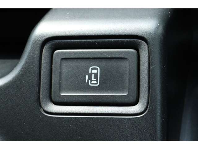 片側電動スライドドアで乗り降り楽々♪荷物が多い時もボタン1つで開閉可能！！