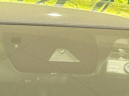 【スマートシティブレーキサポート】低速走行中に前方の車両等を認識し、衝突しそうな時は警報とブレーキで衝突回避と被害軽減をアシスト。より安全にドライブをお楽しみいただけます。