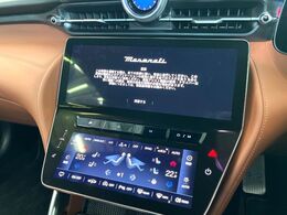 ●純正ナビ:一体感のあるナビは、高級感ある車内を演出してくれます。Bluetooth再生などオーディオ機能も充実しておりますので、運転もより楽しめます♪
