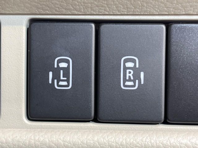 【両側パワースライドドア】スマートキーや運転席のスイッチで後席両側スライドドアの開閉が可能♪電動だから力を入れてドアを開ける必要が無く、小さなお子様でも簡単に開け閉めでき快適です♪
