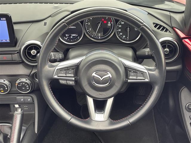 【ハンドル】軽い力で扱いやすいハンドルです。目立つ傷やスレなどなく綺麗な状態です！除菌プランいれていただくとさらに快適に！清潔なお車はお子様にも安心ですね！