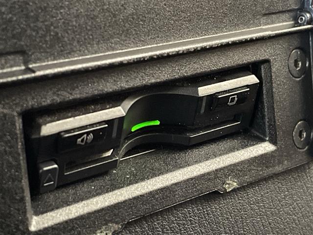 【ETC】有料道路を利用する際に料金所で停止することなく通過できる、ETC車載器（ノンストップ自動料金収受システム機器）が装備されています。セットアップを行うことで利用可能になります。