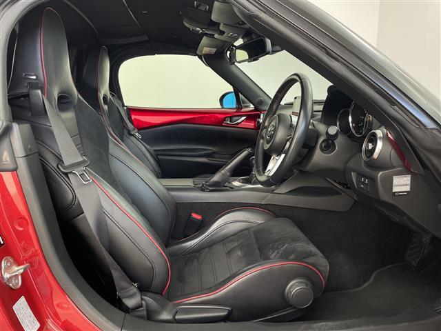 【運転席】座り心地が良いシートなので長時間の運転でも快適にお過ごしいただけます。新品のフロアマットのご注文も可能です。掲載箇所以外にご希望の写真がございましたらお気軽にお問い合わせ下さい。