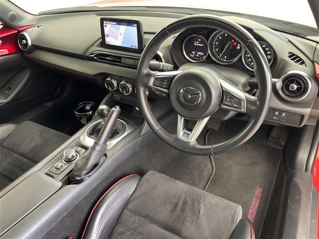 【ハンドル】軽い力で扱いやすいハンドルです。目立つ傷やスレなどなく綺麗な状態です！除菌プランいれていただくとさらに快適に！清潔なお車はお子様にも安心ですね！