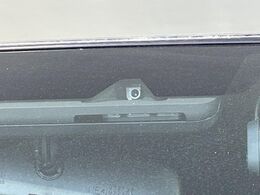 【トヨタセーフティセンス】走行中に前方の車両等を認識し、衝突しそうな時は警報とブレーキで衝突回避と被害軽減をアシスト。より安全にドライブをお楽しみいただけます。