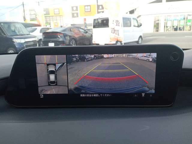 【360°モニター】クルマを真上から見下ろしているかのような映像によって、車庫入れや縦列駐車などの駐車時に、自車と駐車位置の関係をひと目で確認でき、スムースな駐車をサポートしてくれます！