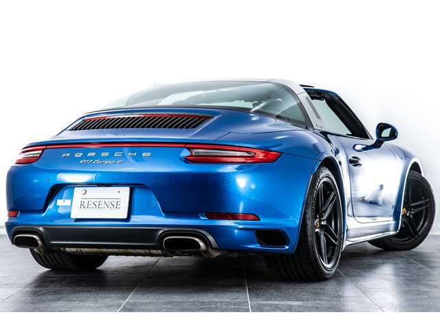 シルバーのロールバーが特徴的な911タルガ。もとは、オープントップでアメリカの厳しい安全基準をクリアするために考案されたボディー形状でした。