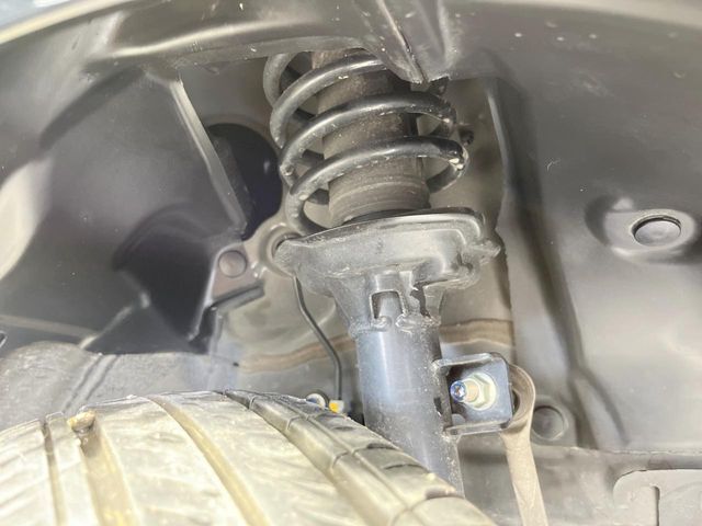 お車を安心してお乗りいただく為には、足回りの定期点検が欠かせません。サービスサポート（有償保証）では無料点検もご提供しており、安心のカーライフをお過ごしいただけるサポート体制が整っています。