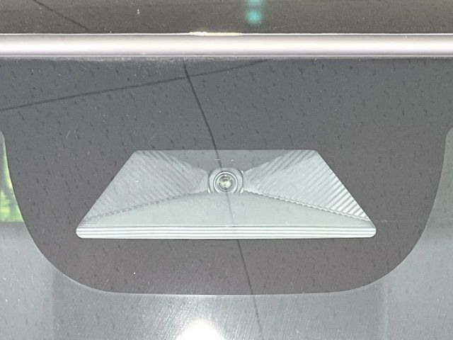【ホンダセンシング】走行中に前方の車両等を認識し、衝突しそうな時は警報とブレーキで衝突回避と被害軽減をアシスト。より安全にドライブをお楽しみいただけます。