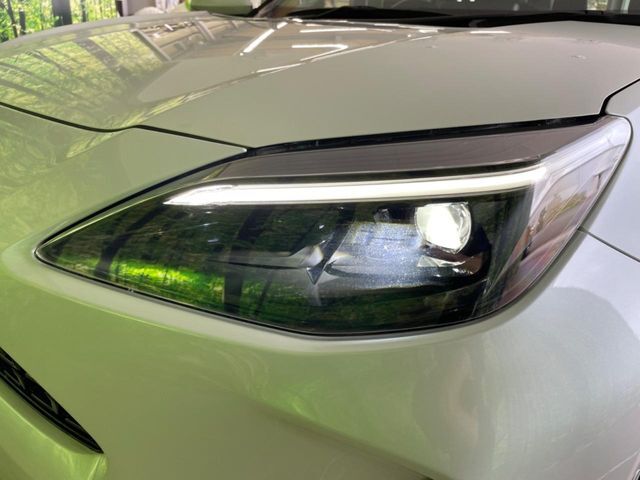 【LEDヘッドライト】悪天候や夜間走行時も良好な視界を確保し安心して運転できる高輝度LEDヘッドライトを装備！点灯速度が早く、消費電力も抑えられています。