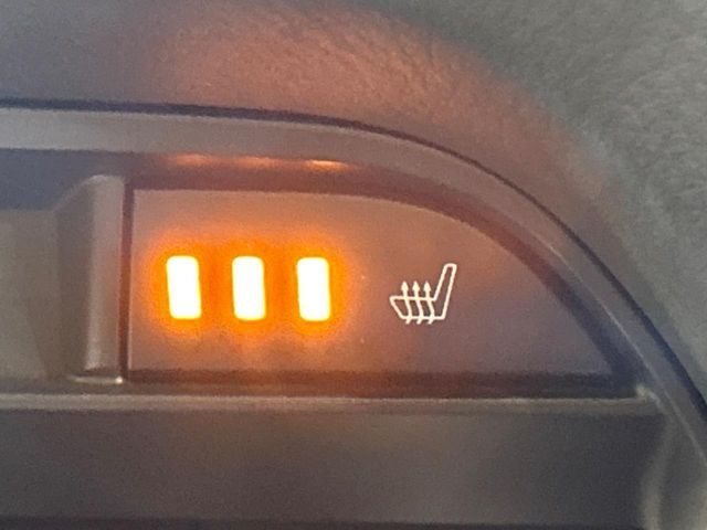 【シートヒーター】寒い日に重宝するシートヒーター！エアコンより早く温まってくれるので寒がりの人も安心ですね♪エアコンの温風は乾燥するから苦手、という方にもをおすすめです。