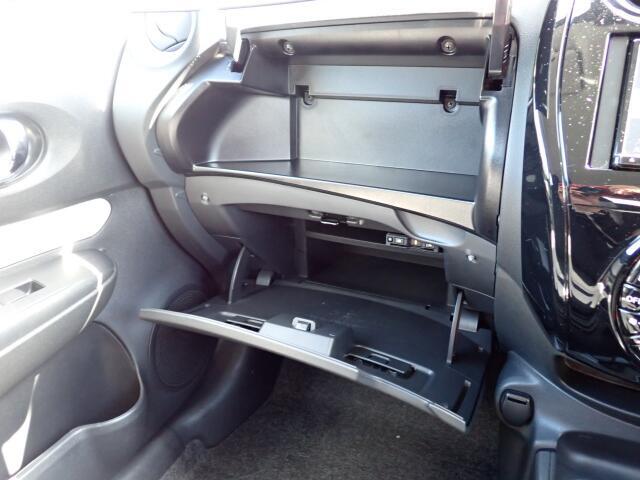 収納たっぷりグローブボックス。